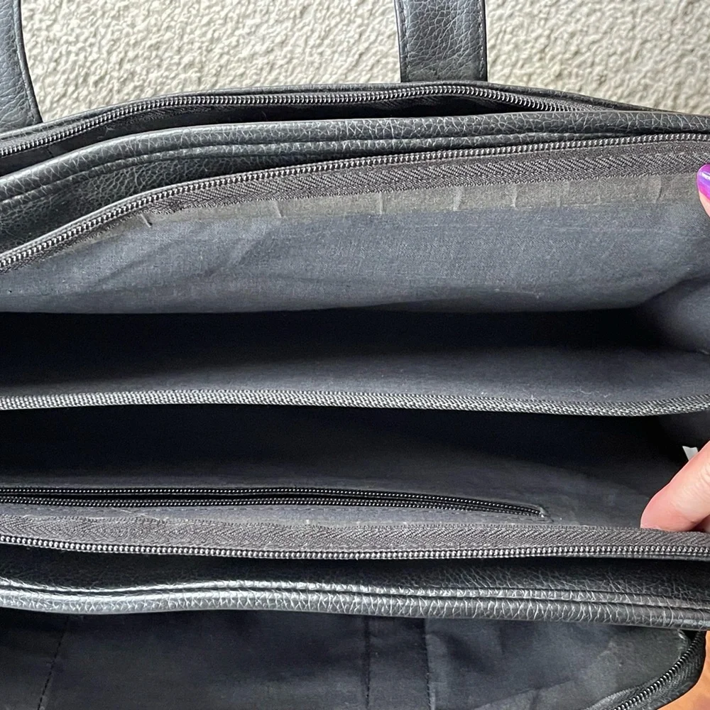 LAPTOP BRIEFCASE/ATTACHE/BOOKBAG! Hand or shoulder straps. Black Faux Leather.